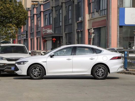 BYD QIN Plus Dm-I メイド・イン・EV カー 5人座ハッチバック 55/120kmハイブリッド車