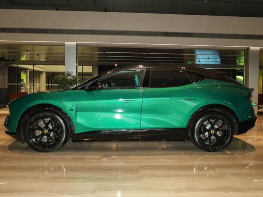 2024 レッド ロータス エレトレ A 4WD スポーツ SUV で 未来の 運転 を 体験 する