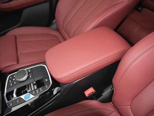 BMW iX3 電動パトロールカー 4か5人座 総動力 210kw 最大速度 180kw/h