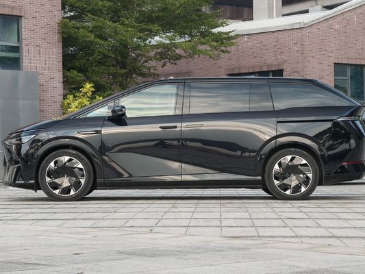 大型家族型MPV Xpeng X9 電動 702KM NEDC超長距離 7人座エネルギー車両