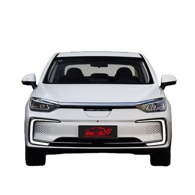 2024年 北京自動車EU5 コンパクト電気自動車 セダン わずか半時間で充電