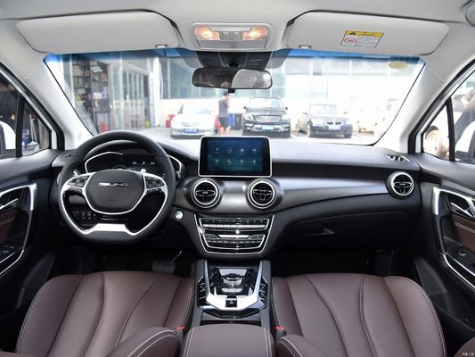 2024年 北京自動車EU5 コンパクト電気自動車 セダン わずか半時間で充電
