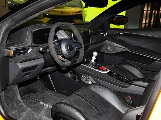 ロータス エミラ 2 2 レイアウト スーパーカーでパフォーマンスとスタイルの完璧な組み合わせ