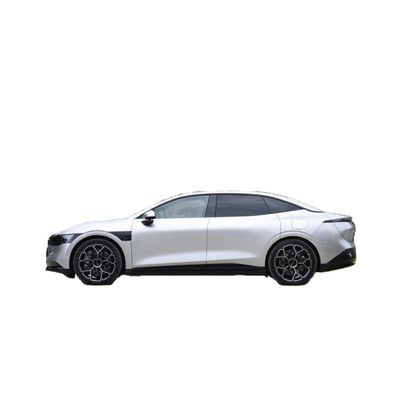 感銘を受ける準備をしろ ゼーク007 双エンジンの純電動車 左手の運転手