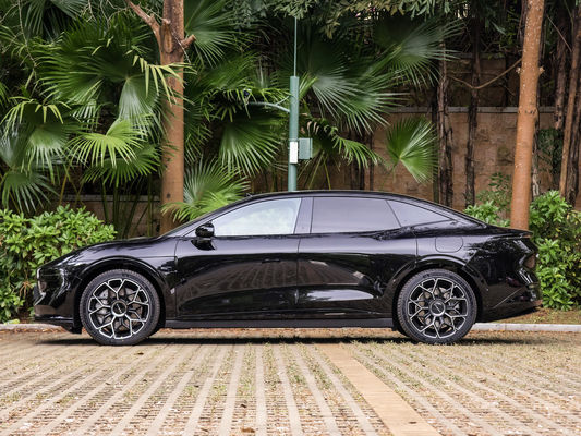感銘を受ける準備をしろ ゼーク007 双エンジンの純電動車 左手の運転手