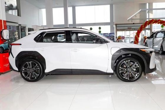 5ドア5座BZ4X電動SUV 四輪駆動とリチウムイオン電池