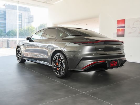 Zhiji IM LS7 ハイブリッドSUV 70kWh バッテリー容量 6.5s 電動車用加速