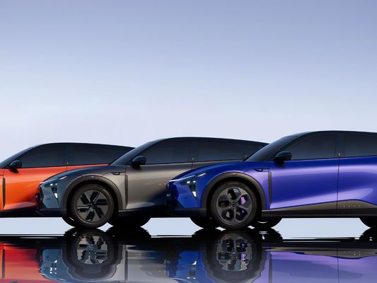電気272HP ジーリージユ 01 中型大型スポーツクーペSUV 電動車性能