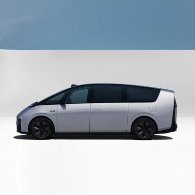 リシアン メガ 7 席 MPV 4WD 純電動車 400kW 最大出力 5350x1965x1850