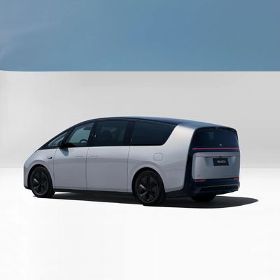 リシアン メガ 7 席 MPV 4WD 純電動車 400kW 最大出力 5350x1965x1850