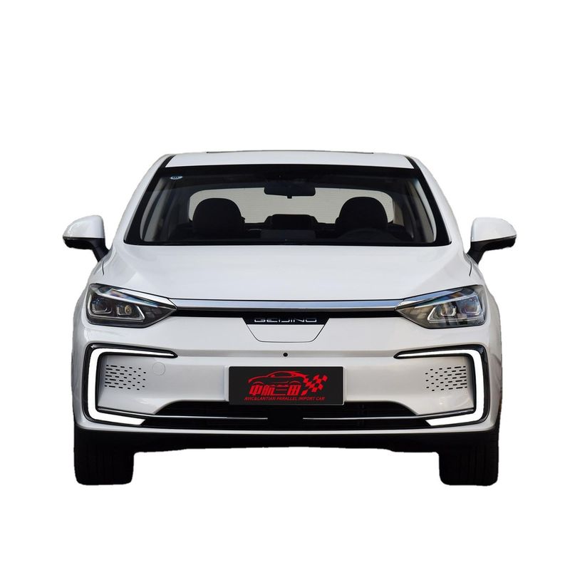 2024年 北京自動車EU5 コンパクト電気自動車 セダン わずか半時間で充電